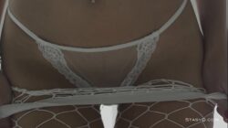 Xnxx Hd indian स्टॉकिंग में श्यामला दो लटके हुए ब्रूजर द्वारा डबल पेनेट्रेट की जाती है